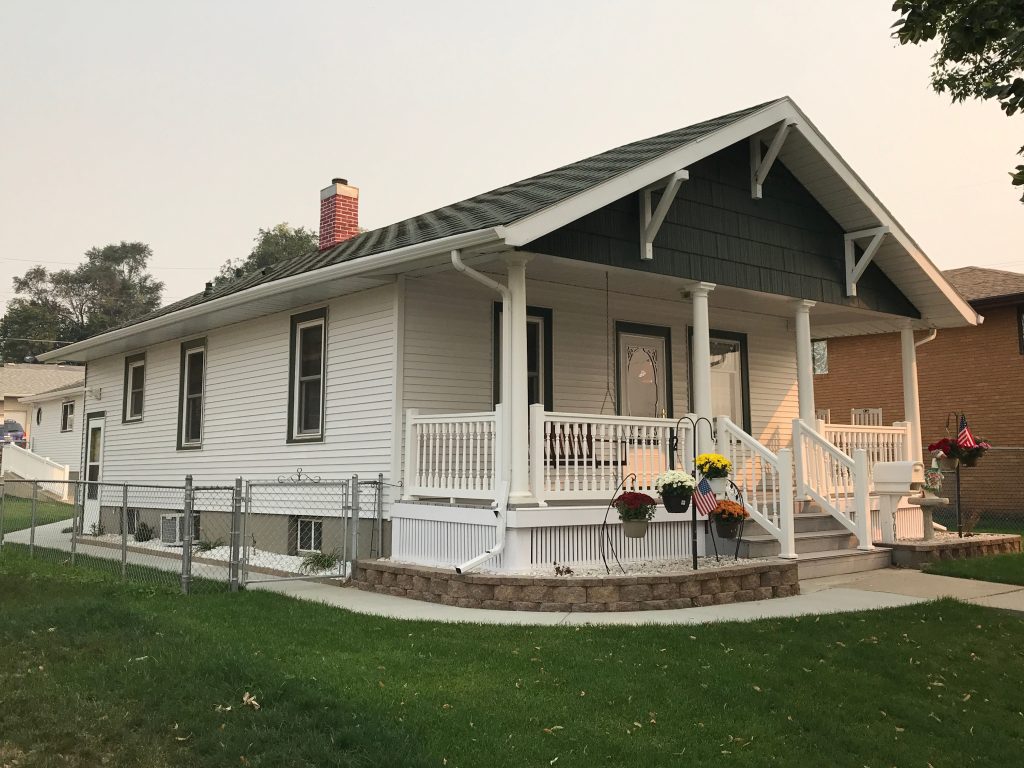 Fade resistant siding Glacial White Mandan ND
